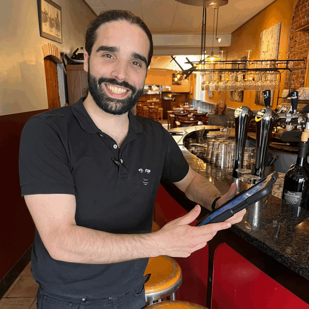 Restaurant manager naast bar